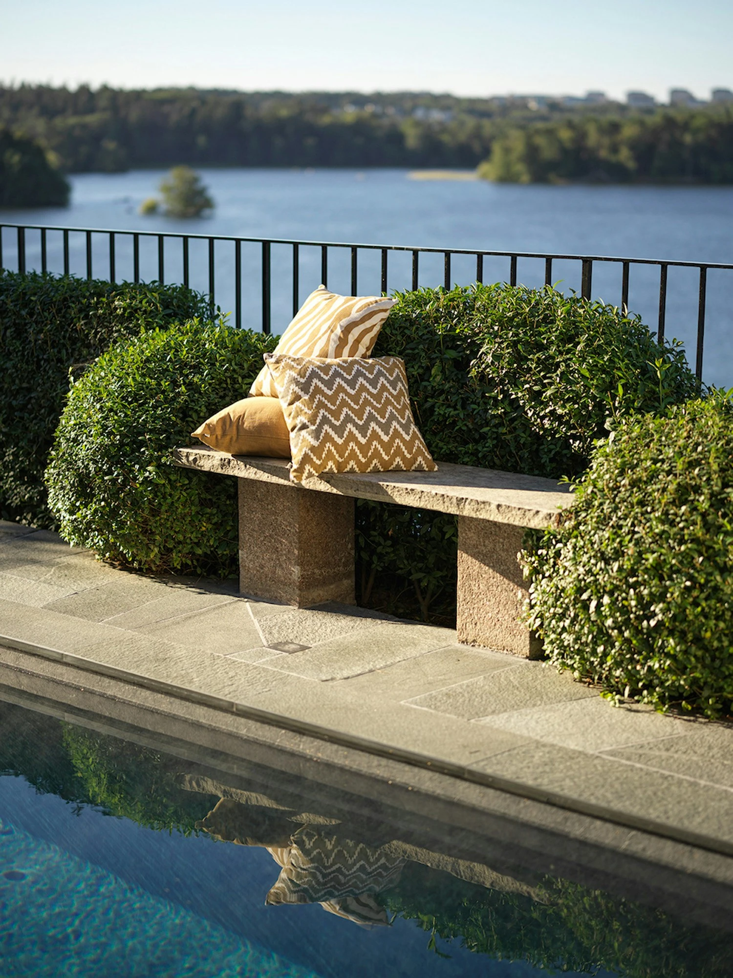 Ikat Bangalore Outdoor-Kissen 50x50 Cm, Beige/Shitake 4 Ikat Bangalore Outdoor-Kissen 50x50 Cm, Beige/Shitake – Bild 2