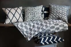 Ikat Sema Kissen 40x60 Cm Im Freien Nutzbar, Blau / Off-white -Hay || Brafab || FIAM Verkaufsgeschäft chhatwal jonsson ikat sema kissenbezug 50x50cm blau weiss 2