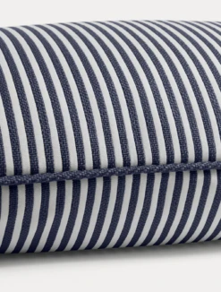 Narrow Stripe Kissen 45x45 Cm, Marineblau 5 Narrow Stripe Kissen 45x45 Cm, Marineblau -Hay || Brafab || FIAM Verkaufsgeschäft diyti narrow stripe cushion 45x45 cm 8