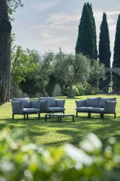 FIAM Domino Sofa 2-Seater, Anthracite -Hay || Brafab || FIAM Verkaufsgeschäft fiam 2 sitssoffa med armstod vit beige 6