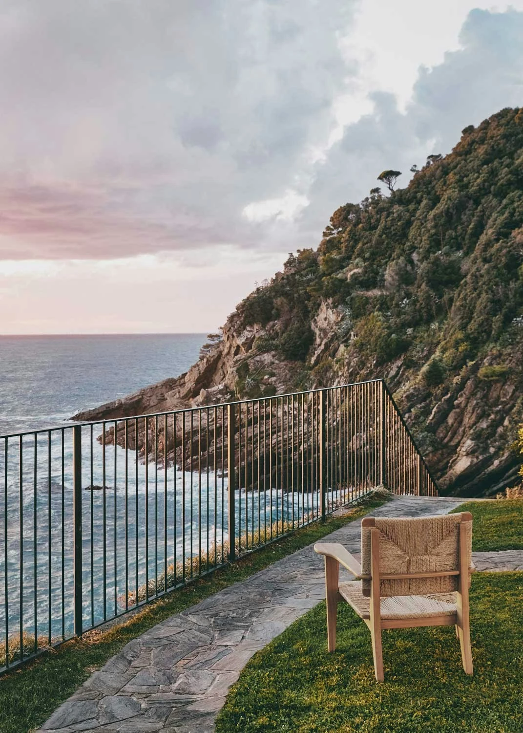 Gubi F-Chair Outdoor Lounge Stuhl Teakholz 8 Gubi F-Chair Outdoor Lounge Stuhl Teakholz – Bild 6