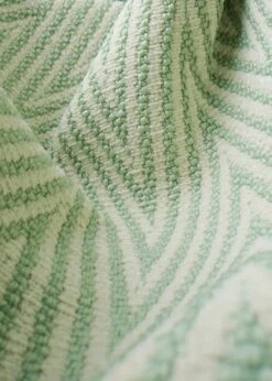 Gubi Pacha Outdoor Loungesessel, Dedar Chevron Outdoor Fr 008, Moosgrüner Fuß 11 Gubi Pacha Outdoor Loungesessel, Dedar Chevron Outdoor Fr 008, Moosgrüner Fuß -Hay || Brafab || FIAM Verkaufsgeschäft gubi pacha outdoor lounge chair swivel dedar chevron008 11