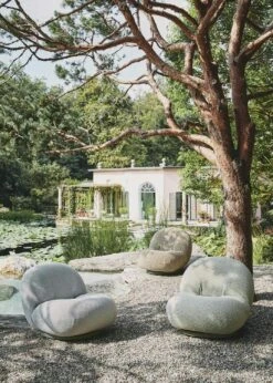 Gubi Pacha Outdoor Loungesessel, Dedar Chevron Outdoor Fr 008, Moosgrüner Fuß 13 Gubi Pacha Outdoor Loungesessel, Dedar Chevron Outdoor Fr 008, Moosgrüner Fuß -Hay || Brafab || FIAM Verkaufsgeschäft gubi pacha outdoor lounge chair swivel dedar chevron008 5