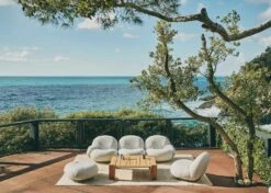 Gubi Pacha Outdoor Loungesessel, Dedar Libera 003, Moosgrüner Fuß -Hay || Brafab || FIAM Verkaufsgeschäft gubi pacha outdoor lounge chair swivel dedar chevron008 9