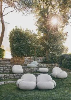 Gubi Pacha Outdoor Loungesessel Mit Armlehne, Dedar Libera 003, Moosgrüner Fuß 11 Gubi Pacha Outdoor Loungesessel Mit Armlehne, Dedar Libera 003, Moosgrüner Fuß -Hay || Brafab || FIAM Verkaufsgeschäft gubi pacha outdoor lounge chair w arm swivel libera003 4