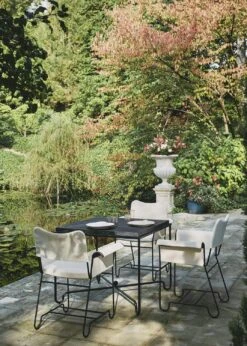 Gubi Tropique Esszimmerstuhl, Classic Black / Udine 06 -Hay || Brafab || FIAM Verkaufsgeschäft gubi tropique dining chair black limonta udine 06 3