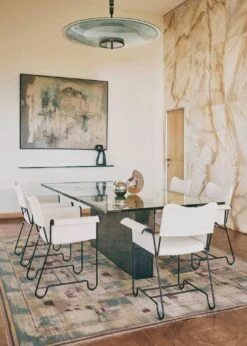 Gubi Tropique Esszimmerstuhl, Classic Black / Udine 06 -Hay || Brafab || FIAM Verkaufsgeschäft gubi tropique dining chair black limonta udine 06 4