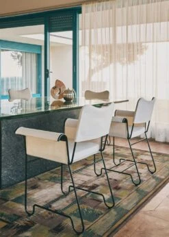 Gubi Tropique Esszimmerstuhl, Classic Black / Udine 06 -Hay || Brafab || FIAM Verkaufsgeschäft gubi tropique dining chair black limonta udine 06 5