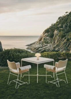 Gubi Tropique Esszimmerstuhl Mit Fransen, Classic White Semi Matt / Udine 12 -Hay || Brafab || FIAM Verkaufsgeschäft gubi tropique dining chair fringe black limonta udine06 7