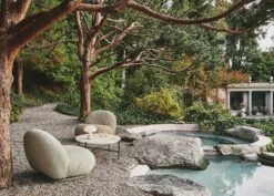 Gubi TS Outdoor Kaffeetisch Ø80x35 Cm, Schwarz/Weiß Travertin -Hay || Brafab || FIAM Verkaufsgeschäft gubi ts outdoor coffee table 80 black white travertin 2