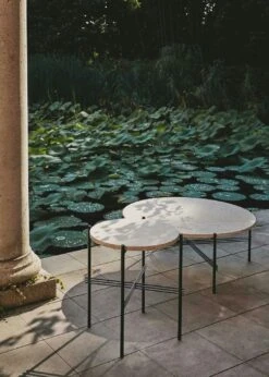 Gubi TS Outdoor Beistelltisch Ø40x51 Cm, Schwarz/Weiß Travertin -Hay || Brafab || FIAM Verkaufsgeschäft gubi ts outdoor side table 40 black white travertine 2