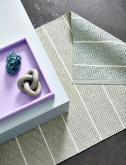 Carl Teppich Sage/Seagrass, 70x350 Cm -Hay || Brafab || FIAM Verkaufsgeschäft pappelina carl teppich salbei seegras 1