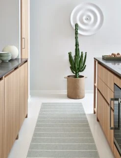 Carl Teppich Sage/Seagrass, 70x350 Cm -Hay || Brafab || FIAM Verkaufsgeschäft pappelina carl teppich salbei seegras 2