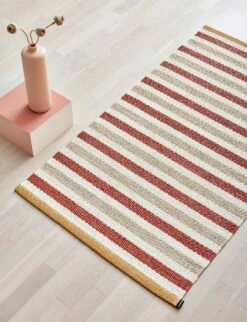 Teo Teppich Ziegelrot / Beige / Vanilla, 70x300 Cm -Hay || Brafab || FIAM Verkaufsgeschäft pappelina teo rug brick red beige vanilla 1 1
