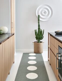 Vera Teppich Army/ Vanilla, 70x300 Cm 8 Vera Teppich Army/ Vanilla, 70x300 Cm -Hay || Brafab || FIAM Verkaufsgeschäft pappelina vera teppich army vanilla 1 2